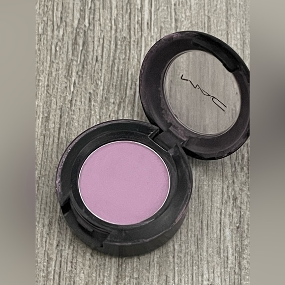 Discontinued MAC Eyeshadow LAVEN-DAH! - Picture 3 of 8